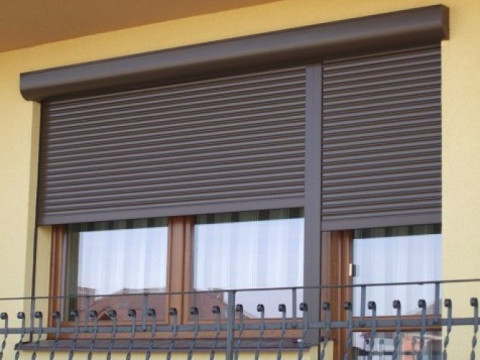 Tamplarie pvc si aluminiu cu geam termopan si rolete exterioare